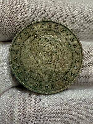 מטבע 20 טנגה קזחסטן, שנת 1993, עם דיוקן המשורר וההוגה קזאך אבאי קוננבייב (Abai Kunanbayev) בצד 