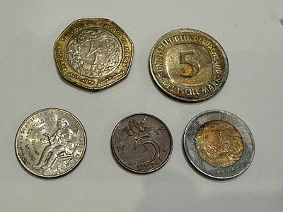 לוט מטבעות מגוון מהעולם, הכולל מטבעות מתקופות ומדינות שונות, ביניהם מטבעות אירופה, ארה״ב והמזרח 