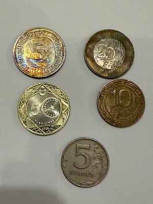 לוט מטבעות עולם מגוון, הכולל מטבעות מודרניים ממספר מדינות ובערכים נקובים שונים.