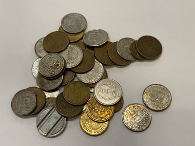 לוט אסימונים ישראליים, מגוון רחב של אסימוני טלפון, פרסום וחברות, מתקופות שונות. כולל אסימונים 