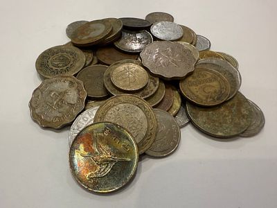 לוט מטבעות מהעולם, הכולל כ-30–40 מטבעות בגדלים וסוגים שונים. 
הפריטים לא נבדקו וייתכנו מציאות 