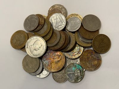 לוט מטבעות מהעולם, הכולל כ-30–40 מטבעות בגדלים וסוגים שונים. 
הפריטים לא נבדקו וייתכנו מציאות 