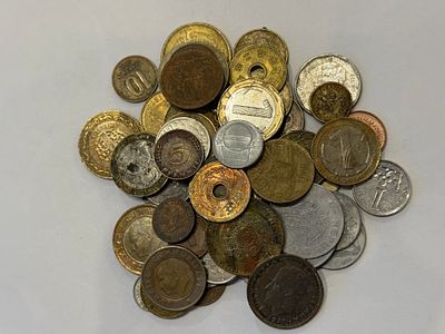 לוט מטבעות מהעולם, הכולל כ-30–40 מטבעות בגדלים וסוגים שונים. 
הפריטים לא נבדקו וייתכנו מציאות 