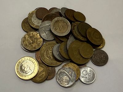 לוט מטבעות מהעולם, הכולל כ-30–40 מטבעות בגדלים וסוגים שונים. 
הפריטים לא נבדקו וייתכנו מציאות 