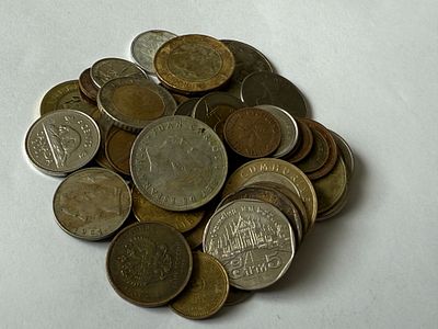 לוט מטבעות מהעולם, הכולל כ-30–40 מטבעות בגדלים וסוגים שונים. 
הפריטים לא נבדקו וייתכנו מציאות 