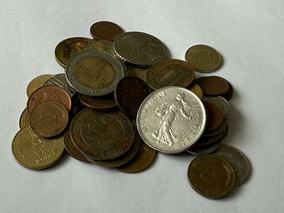 לוט מטבעות מהעולם, הכולל כ-30–40 מטבעות בגדלים וסוגים שונים. 
הפריטים לא נבדקו וייתכנו מציאות 