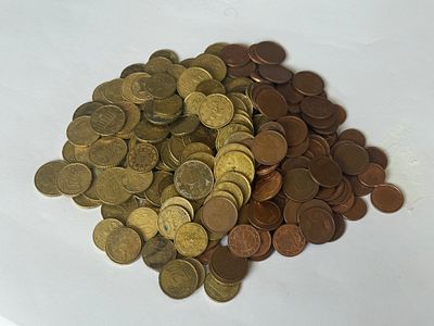 אוסף מטבעות יורו, הכולל: 
24 &times; מטבעות 2 סנט 
47 &times; מטבע 5 סנט 
52 &times; מטבעות 10 