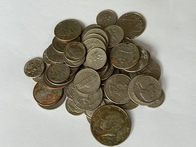 אוסף מטבעות ארצות הברית הכולל מטבעות מסוג חצי דולר (Half Dollar), דיים (Dime) ורבעי דולר 