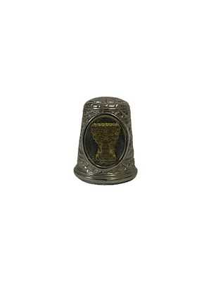 אצבעון (Thimble), עשוי מתכת בגימור כסוף עם עיטורים חרוטים ומובלטים על פני כל שטחו. בחזית משובצת 