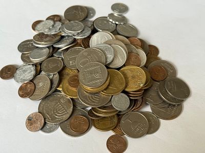 אוסף מטבעות ישראל. 
הפריטים לא נבדקו וייתכנו מציאות והפתעות. נמכר כמות שהוא (As Is).