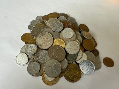 אוסף מטבעות ישראל. 
הפריטים לא נבדקו וייתכנו מציאות והפתעות. נמכר כמות שהוא (As Is).