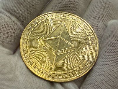 אסימון/מטבע אספנות בעיצוב מודרני, נושא את סמל מטבע הקריפטו Ethereum משני צדדיו, עם עיצוב 