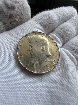 מדליית/תליון וינטג’ אמריקאי עם דיוקנו של John F. Kennedy. 
בצדו האחד מופיע פרופיל הנשיא, ובצדו 