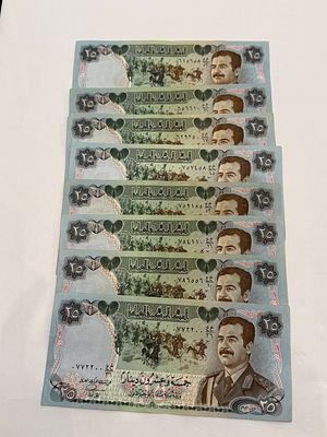 לוט של 8 שטרות עיראקיים בעריך 250 דינר מתקופת סדאם חוסיין, עם דיוקן השליט וסצנת פרשים.