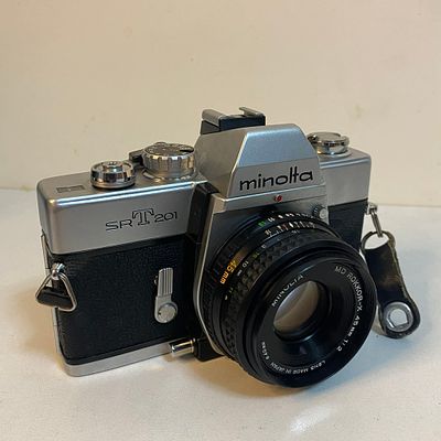 מצלמת פילם קלאסית מדגם Minolta SRT 201, מצלמת SLR מכנית משנות ה-70, הידועה באמינותה ובמבנה 