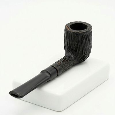 מקטרת קלאסית מבית Shefton, עשויה עץ ברייר (Briar) איכותי הידוע בעמידותו הגבוהה לחום. 
המקטרת 