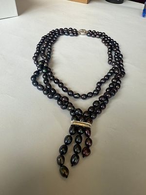 שרשרת פנינים כהות מרובת שורות עם סוגר איכותי חתום 14/20 (Gold Filled). 
השרשרת מורכבת ממספר 