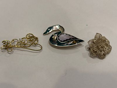 Assorted lot of brooches in various designs, including one swan-shaped brooch marked ALPACA.
