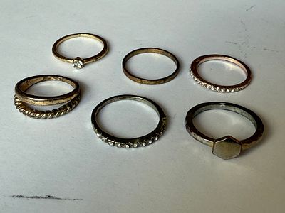 Lot of six fashion rings made of base metal, some set with synthetic stones, in various designs.