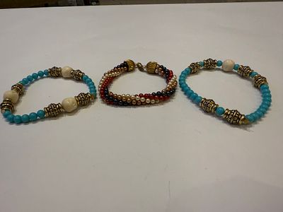 לוט הכולל שלושה צמידי חרוזים בסגנון בוהו צבעוני, עם שילוב גוונים ייחודי ועיצוב קליל ואופנתי.