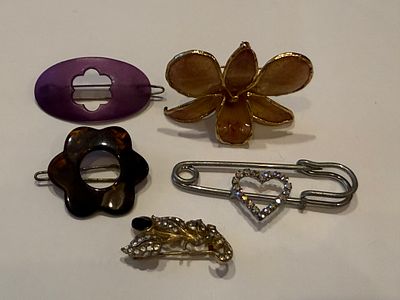 Assorted lot of lapel pins and decorative accessories in various styles, mostly dating from the 