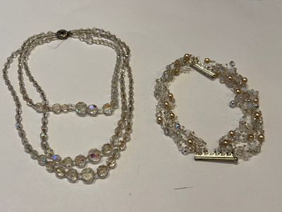 לוט תכשיטי חרוזי קריסטל הכולל שרשרת וצמיד תואמים.