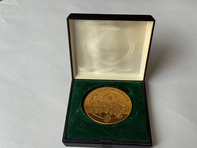 מדליה גרמנית גדולה לציון חנוכת מבנה ה־“Kreishaus” בעיר Recklinghausen, מתוארכת ל־18.4.1980. בצד 