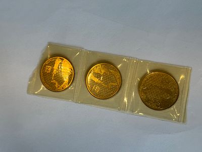 סט של שלושה מטבעות ישראליים בערך נקוב 50 שקלים, באריזת ניילון מקורית. המטבעות נושאים דיוקן של 