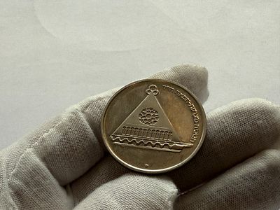 מטבע חנוכה ישראלי, תשל״ט (1978), השלושה־עשר בסדרת מטבעות החנוכה. המטבע מציג מנורת חנוכה צרפתית 