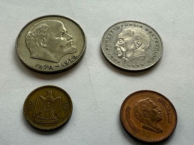 לוט מטבעות בינלאומי מגוון הכולל מטבעות מברית המועצות, גרמניה, ירדן ומצרים, מהמאה ה־20. הלוט 