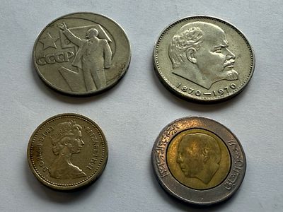 לוט מטבעות בינלאומי מגוון הכולל מטבעות מברית המועצות, בריטניה ומרוקו, מהמאה ה־20 ועד תחילת המאה 