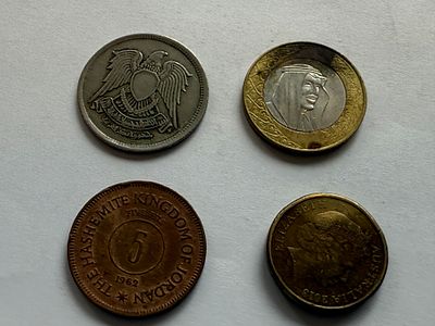 לוט מטבעות בינלאומי מגוון הכולל מטבעות ממדינות ערב לצד מטבע אוסטרלי מודרני. הלוט כולל מטבעות 