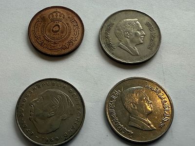 לוט מטבעות בינלאומי מגוון הכולל מטבעות מגרמניה, ירדן ומדינות ערביות נוספות, מהמאה ה־20. הלוט 