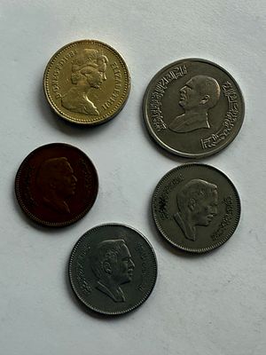 לוט מטבעות מהמזרח התיכון ובריטניה הכולל 5 מטבעות: מטבע 1 פאונד בריטי משנת 1984 עם דיוקן המלכה 