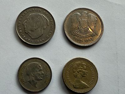 לוט מטבעות בינלאומי מגוון הכולל 4 מטבעות ממדינות שונות: מטבע 2 מארק גרמני (1973) עם דיוקן קונרד 