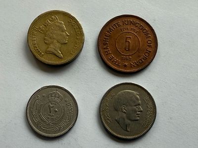 לוט מטבעות בינלאומי מגוון הכולל 4 מטבעות: מטבע 1 פאונד בריטי בעיצוב עץ האלון, מטבע ירדני 5 פילס 