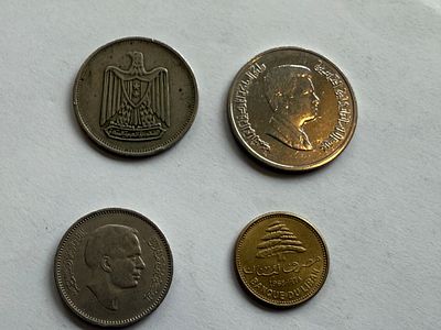 לוט מטבעות מהמזרח התיכון הכולל 4 מטבעות בערכים שונים: מטבע מצרי בערך 5 מילים עם סמל הנשר, מטבע 