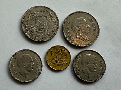 לוט מטבעות ירדניים ומצריים הכולל 5 מטבעות בערכים שונים: מטבע ירדני 50 פילס משנת 1966, שני 