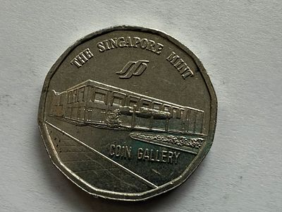אסימון זיכרון רשמי של The Singapore Mint, מתוארך לאוקטובר 1984. בצד אחד מופיע סמל המנטה עם 