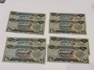 לוט של 8 שטרות עיראקיים בערך נקוב 25 דינר, בעיצוב סוסים. השטרות מסודרים בזוגות עם מספרים 
