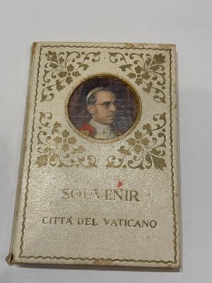 אלבום בולים “Souvenir – Citt&agrave; del Vaticano”, הכולל מבחר בולים של הוותיקן במארז מקורי 
