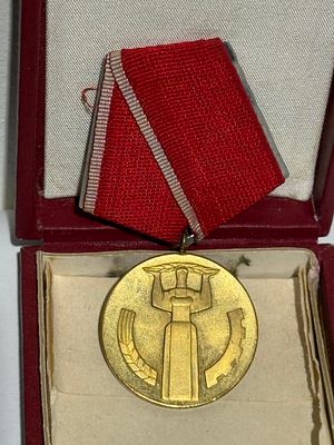 מדליית יובל יוגוסלבית לציון “25 שנים לשלטון העם” , מגיעה בקופסה המקורית. 
המדליה מציגה סמל 