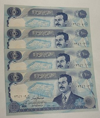 לוט של 4 שטרות עיראקיים בערך נקוב 100 דינר, במצב UNC עם מספרים סידוריים עוקבים , בהנפקת הבנק 