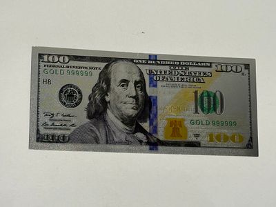 רפליקה דקורטיבית של שטר 100 דולר אמריקאי בציפוי זהב, בעיצוב מודרני בהשראת השטר הקלאסי עם דיוקן 