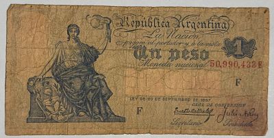שטר ארגנטינה 1 פסו, חוק 20 בספטמבר 1897. עיצוב קלאסי עם דמות אלגורית יושבת בצד הקדמי ועיטורים 