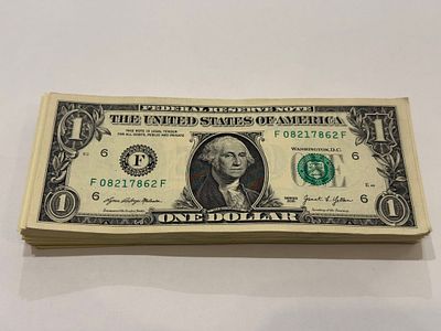 בנדל של 100 שטרות $1 עם מספרים סידוריים רציפים, כל השטרות מאותו prefix. מצב שמור מאוד (AU גבוה).