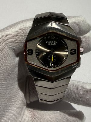 Diesel “Only The Brave” men’s wristwatch, model DZ-4074, featuring a bold futuristic case 