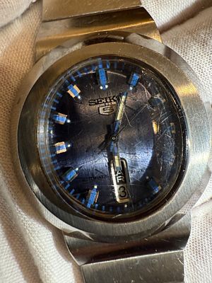A Seiko 5 Diashock Automatic wristwatch. 
The watch is currently running, not fully tested, and 