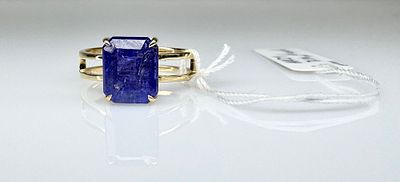 Gold Ring with 3.51 ct Natural Tanzanite – IGI Certified (Emerald Cut) 
A yellow-gold ring 