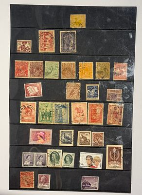 דף אלבום ובו כ-35 בולים אוסטרליים, רובם מבוטלים (חתומים). 
כולל את הסדרות הרגילות הקלאסיות של 